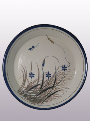 Butterfly Dinnerware / 'Blue Rim Butterfly' 13.5'' Round Serving platter / With a handcrafted design, this serving platter is perfect for fruit display on a table or serving the main dish. It is adorned with a butterfly, flowers and grass bordered with a cobalt blue rim.